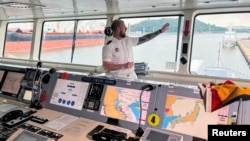 德国海军巴登-符腾堡号护卫舰与法兰克福号补给舰(Frankfurt am Main)编队前往印太地区巡弋和访问。图为一名德国海军军官站在停靠在韩国仁川港FGS巴登-符腾堡号护卫舰的舰桥上。(2024年9月6日)