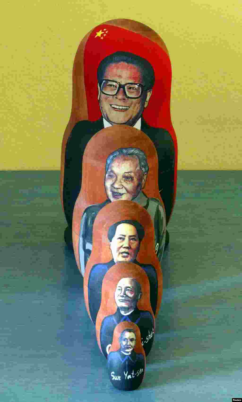 2002年11月在北京展示的印有中国领导人像的俄罗斯套娃,从下到上:孙中山,蒋介石,毛泽东,邓小平,江泽民