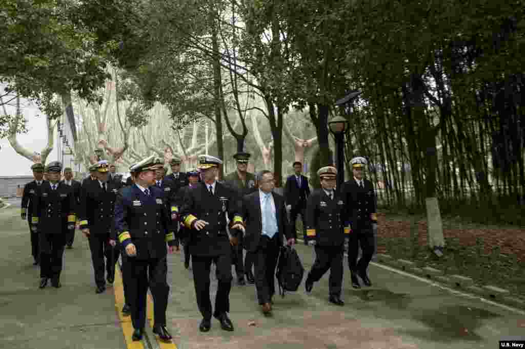 2019年1月15日美国海军作战部长(CNO)理查森上将访问南京的中国海军指挥学院,准备进行圆桌讨论,强调全球合法安全行动的重要性。美国海军没有司令员或参谋长,地位最高的海军军官是海军作战部长(Chief of Naval Operations),他是美军参谋长联席会议成员。