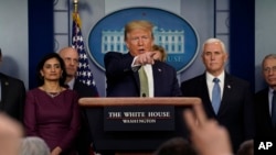 特朗普总统星期二在白宫新冠病毒工作组举行的新闻发布会上讲话。（美联社照片）