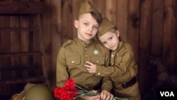 红军军装今天在俄罗斯盛行,有很多网络商店出售。互联网上的广告,专为儿童制作的红军军服。