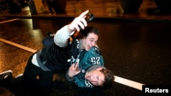 费城老鹰队打败新英格兰爱国者队夺得超级碗后,老鹰队球迷在费城市中心街头庆祝。(2018年2月4日)