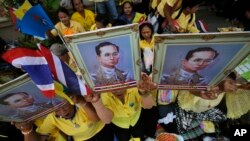 Người ủng hộ cầm chân dung của Quốc vương Thái Lan Bhumibol Adulyadej tại Bangkok.