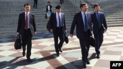 中国贸易代表团成员在与美方人员谈判两天后离开美国财政部大楼。(2018年8月23日)