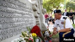 美国驻越南大使馆的武官 Ton Tuan 2018年8月27日在河内的麦凯恩纪念馆向已故的美国参议员约翰·麦凯恩（R-AZ）表示敬意。