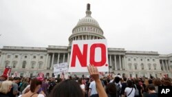 Dân biểu tình trước điện Capitol để phản đối cuộc biểu quyết chuẩn thuận ứng viên Brett Kavanaugh vào Tối Cao Pháp Viện, Ảnh chụp điện Capitol, trự sở Quốc Hội Hoa Kỳ ở Washington.vào ngày 6/10/ 2018,