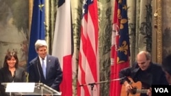 2015年1月16日,美国国务卿约翰•克里和巴黎市长安•伊达戈尔在巴黎市政厅听美国歌手詹姆斯•泰勒演唱歌曲。(美国之音多金斯拍摄)