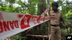 Cảnh sát điều tra hiện trường nơi một phụ nữ Ấn Độ 22 tuổi bị cưỡng hiếp tập thể tại Mahalaxmi, Mumbai, ngày 23/8/2013.