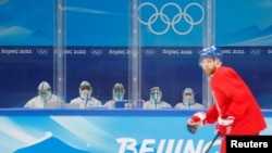 身穿防护服的中国医护人员在北京观看捷克冰球队练习。(2022年1月29日)