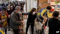 香港民众排队购买口罩。(2020年2月7日)