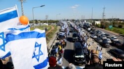 2025年2月26日,以色列阿什凯伦,以色列人聚集在阿什凯伦,送别32岁的人质母亲Shiri和她的两个被杀害的人质孩子Kfir(9个月)和4岁的 Ariel的灵柩。