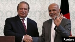 Afghan President Ashraf Ghani (R) shakes hands with Pakistani Prime Minister Nawaz Sharif after a news conference in Kabul, May 12, 2015.