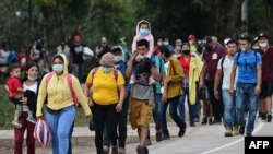 资料照片:移民队伍从洪都拉斯前往危地马拉边境,准备步行前往美国。(2021年1月15日)