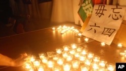 资料照：台湾民众在台北点燃蜡烛纪念八九六四21周年。（2010年6月4日）