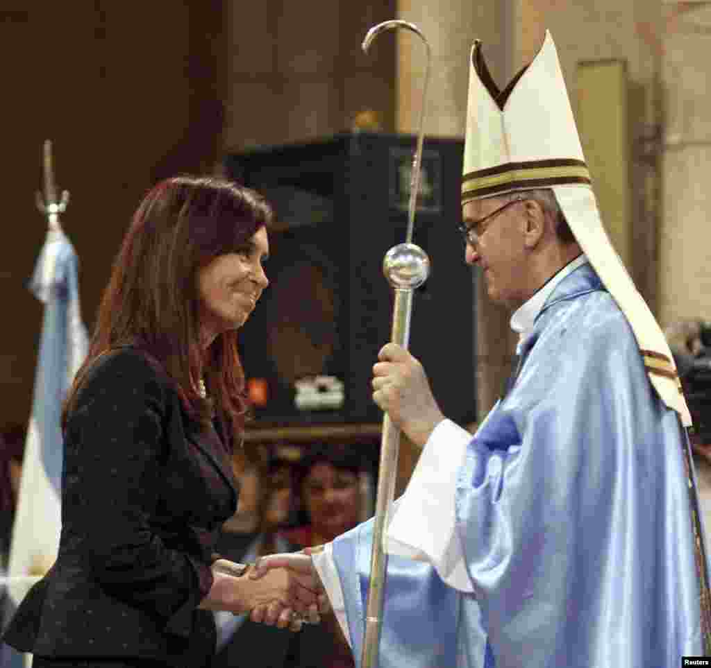 Tổng thống Argentina Cristina de Fernandez gặp Đức Hồng Y Jorge Bergoglio tại Vương Cung Thánh Đường Lujan, ngày 22/12/2008.