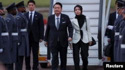 韩国总统尹锡悦和夫人抵达伦敦,开始对英国的国事访问。(2023年11月20日)