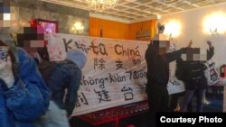 在桃园大溪区慈湖蒋介石陵寝,一些反蒋者用红漆泼洒蒋介石的棺柩,并将照片传到网络上。泼洒者称,他们这样做是要落实转型正义。(2018年2月28日,网络图片)