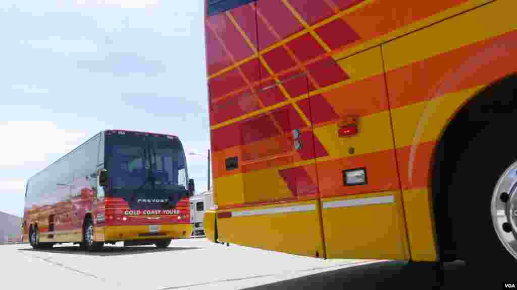 搜救队的车队向机场出发(美国之音国符拍摄)