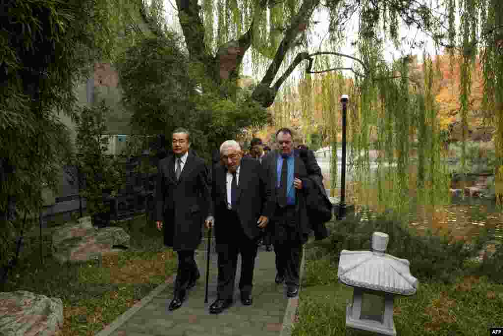 2018年11月8日,中国外交部长王毅与前美国国务卿基辛格走在北京钓鱼台国宾馆的园林之中。基辛格此行恰逢美国中期选举结束之后,美中外交安全对话前夕,以及美中元首11月底在G20峰会期间会晤之前。中国社交媒体近期曾盛传95岁的基辛格去世的谣言,以至于环球时报的环球网的一篇文章以《基辛格没去世!他还这样警告中美关系》为标题。