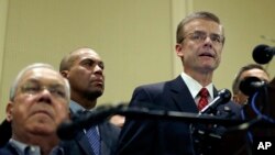 2013年4月16日,联邦调查局波士顿分部负责人德斯里耶(右)、波士顿市长曼尼诺(左)和麻萨诸塞州州长帕特里克(中)出席有关波士顿爆炸案的新闻发布会。