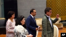 联合国安理会轮值主席轮值主席国秘鲁的常驻联合国代表梅萨-古德拉(右)、科威特常驻联合国代表奥泰比(右二)、英国常驻联合国代表皮尔斯(左二)、波兰常驻联合国代表安娜·沃内卡在缅甸内比都国际机场举行记者会后返回联合国