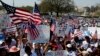 Warga keturunan Amerika Latin berunjuk rasa di depan Gedung Capitol, Washington DC saat bersidang membahas reformasi imigrasi, 10 April 2013 (Foto: dok).