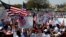 Warga keturunan Amerika Latin berunjuk rasa di depan Gedung Capitol, Washington DC saat bersidang membahas reformasi imigrasi, 10 April 2013 (Foto: dok).
