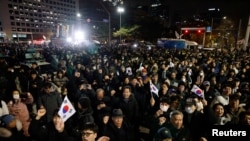 韩国总统尹锡悦2024年12月4日宣布戒严后,人们在韩国国会大厦外抗议。