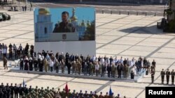 2024年8月24日在乌克兰基辅举行的独立日庆祝活动,大荧幕上显示的是乌克兰总统泽连斯基的演说。(乌克兰总统府提供/路透社)