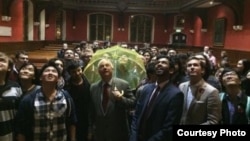 彭定康举黄伞与现场学生等人合照(牛津中国论坛FB)