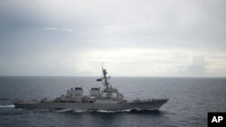 美军海军DDG-73迪凯特号导弹驱逐舰在南中国海航行 (2016年10月13日)