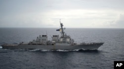 美军海军DDG-73迪凯特号导弹驱逐舰在南中国海航行 (2016年10月13日)