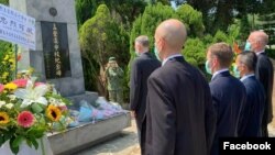 美国在台协会台北办事处处长郦英杰2020年8月23日在金门向在1954年93金门炮战中牺牲的美军孟登道中校致意(美国在台协会脸书)