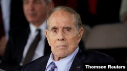 资料照片:前参议员鲍勃·多尔。