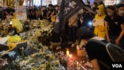 超过一万名香港市民响应网上号召6月15日晚到金钟太古广场外献花,悼念反送中运动首名牺牲性命的抗争者梁凌杰逝世一周年。 (美国之音/汤惠芸)