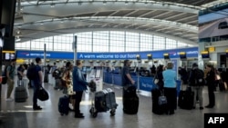 资料照:在英国伦敦希斯罗机场排队等待乘机的旅客。(2020年9月13日)