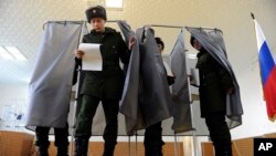俄罗斯军人进行大选投票 (2018年3月18日)