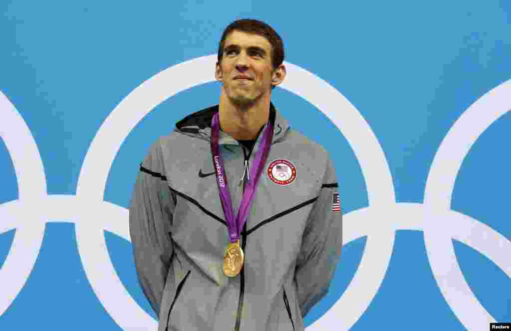 Michael Phelps của Mỹ tươi cười trong buổi lễ trao huy chương vàng môn bơi cá nhân nam 200 mét hỗn hợp. 2/8/2012.