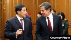 2016年1月21日,美国副国务卿布林肯和中国外交部副部长张业遂一同步入会议厅,参加美中中期战略对话。(图片来自美国驻华使馆)