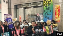 台湾18个公民团体锁定国民党立委发动罢免,选在农历春节假期后的开工首日递交罢免提议书。(美国之音特约记者杨安摄影)