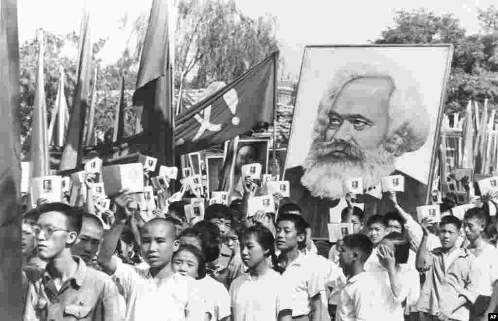 中国文化大革命运动初期,中国青年挥舞毛主席语录,抬着马克思像游行(1966年9月14日)。当时流行的毛泽东语录是,“马克思主义的道理千头万绪,归根到底,就是一句话——造反有理!”