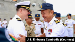 美国海军“萨凡纳”号(USS Savannah)驱逐舰抵达柬埔寨西哈努克港后,该舰艇官兵与柬埔寨皇家武装部队官兵进行友好交流。(2024年12月16日)
