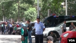 新疆警方在乌鲁木齐开展为期一年的严打暴恐专项行动 (美国之音东方拍摄)
