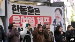 韩国群众聚集首尔街头表达反对宣布戒严的总统尹锡悦,并要求即刻逮捕他。(美联社:2024年12月6日)