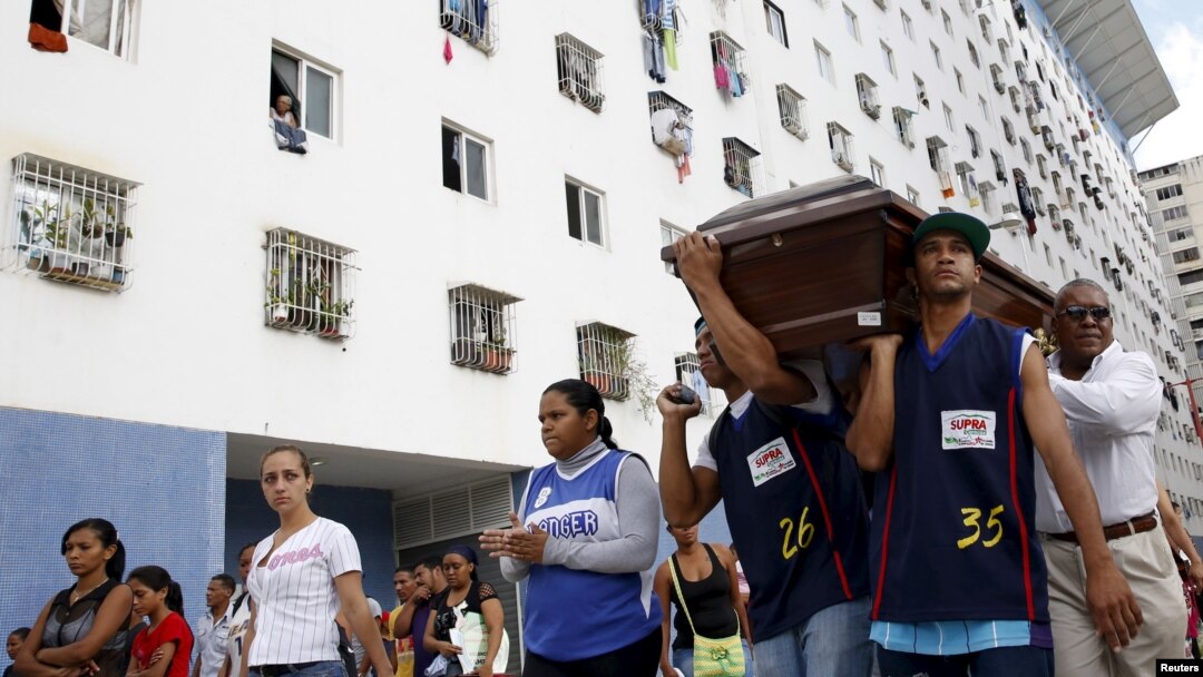 Parientes de un basketbolista asesinado cargan su ataúd en Caracas. Los homicidios aumentaron dramáticamente en el país en 2015.