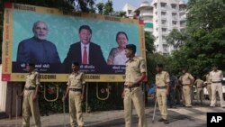 在习近平主席来访前,印度树立起欢迎牌,警察从事保安准备
