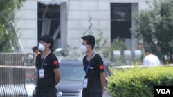 天津爆炸事故现场,核心爆炸区周围多座居民楼窗户被震碎,高速公路桥梁受损,多辆大货车被炸翻,小汽车起火或被砸,多名当地居民仍逗留在事故现场。(美国之音记者东方拍摄)