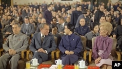 1972年2月28日,中国总理周恩来和毛泽东夫人江青在上海陪美国总统尼克松和夫人观看文艺演出