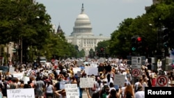 移民问题活动人士在华盛顿抗议川普行政当局的移民政策 (2018年6月30日)
