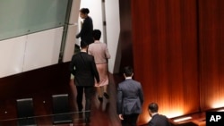 香港特首林郑月娥(从上至下第二人)在发表新一年度施政报告时受到民主派议员的抗议,林郑避席。(2019年10月16日)